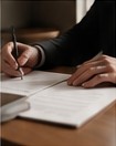 Profissional analisando documentos