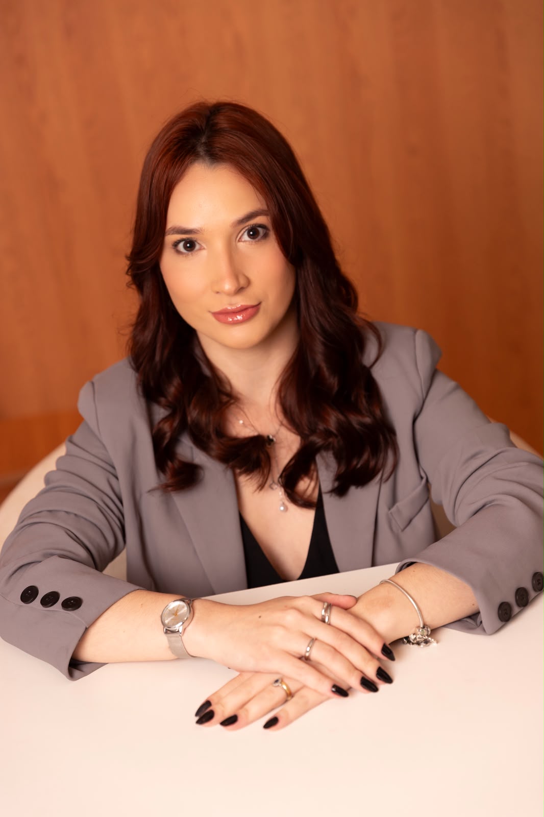 Stefanni Ferreira Lima, advogada e fundadora do escritório, sentada à mesa.